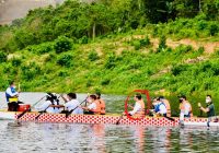 Presiden Jokowi Dayung Perahu Naga Saat Resmikan Bendungan Ladongi di Kolaka Timur