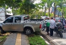 Mobil Dobel Kabin Hilang Kendali Naik Trotoar Libas Dua Motor dan Pengendara di Kayutangi