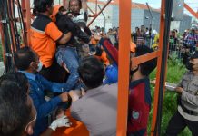 Viral Karena Putus Cinta Pria Ancam Bunuh Diri Naiki Tower, Polisi Panggil Mantan Kekasih Hingga Teriakkan 'I Love You'
