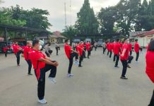Agar Tetap Bugar dan Prima Layani Masyarakat, Polres Tanah Laut Lakukan Perenggangan Otot