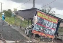 Angin Kencang Terbangkan Sebuah Warung di Sungai Tabuk