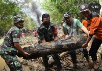 175 Meter Sampah Kayu Tutupi Bukat Usai Banjir Landa HST Kalsel, Aparat Gabungan Turun Bersihkan