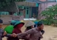 Nekat Terobos Arus Deras Banjir Demi Evakuasi Warga, Sosok Polisi di Video Viral ini Disorot