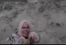 Viral Aksi Emak-emak Terjang Ombak Besar Demi Selfie? Lihat Nasibnya