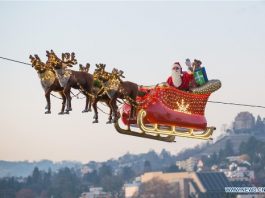 Serunya Sensasi Naik Kereta Terbang Sinterklas Saat Libur Natal di Atas Danau Lemon, Swiss, Penuh Warna Bertabur Salju Musim Dingin