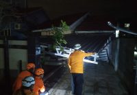 Sebuah Rumah Ambruk di Jalan Melati Banjarmasin, 3 Orang Sempat Terkurung