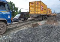 Ketua RT Sebut Tak Ada Perkembangan Proyek Perbaikan Jalan Lianganggang, 6 Truk Terjebak 7 Jam