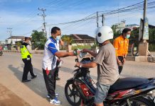 Ada Apa ? Anggota Polsek Satui Menyetop Masyarakat Melintas di Depan Pos Lantas