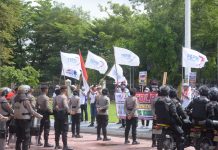 Puluhan Aktivis Adu Orasi di Kantor Gubernur Kalsel Jalan Sudirman Banjarmasin
