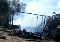Diduga Konslet, 1 Rumah di Desa Berkat Mulya, Kecamatan Simpang Empat, Martapura Terbakar