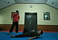 Cara Jatuh yang Aman Saat Membeladiri