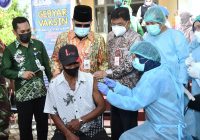 Sudah Tembus 70 Persen, Paman Birin Terus Blusukan Semangati Masyarakat Ikut Vaksin