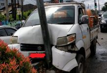 Pikap Pengangkut Tandon Hantam Tiang Listrik di Jalan S Parman Banjarmasin