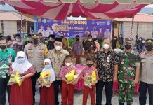 Bupati Tanbu Tinjau Launching Vaksinasi untuk Siswa SD di Kusan Hilir