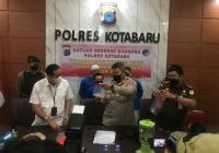 Para Tersangka Kasus Narkoba Saksikan Sabu Mereka Diblender Kapolres Kotabaru