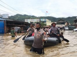 Ratusan Personel Polda Papua Diterjunkan Bantu Penanganan Banjir dan Longsor di Jayapura