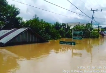 Korban Banjir Pengaron Mulai Dievakuasi, Warga Membutuhkan Logistik, Pakaian dan Obat-obatan