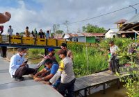 Gunakan Kelotok Personel Polresta Banjarmasin Datangi Warga Sungai Gampa yang Ingin Divaksin