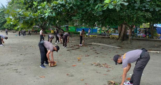 Jempol! 58 Bintara Remaja Polres Kotabaru Bersihkan Objek Wisata Pantai Gedambaan Sarang Tiung