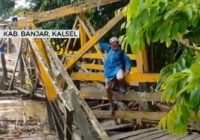 Warga Nekat Lewati Jembatan Pingaran Rusak Parah Akibat Diterjang Arus dan Sampah Banjir
