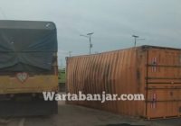 BREAKING NEWS: Tak Kuat Nanjak, Truk Kontainer Terguling di Jembatan Basirih
