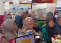 Viral, Warga Serbu Ritel Borong Minyak Goreng Satu Harga