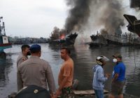 Diduga Korselting Belasan Kapal Nelayan Terbakar, Pemadaman Libatkan TNI AL