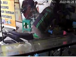 Ojol Kebablasan Tabrak Konter HP di Jalan Veteran Banjarmasin, Terdengar Teriakan Histeris Bocah