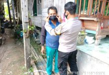 Polsek Pulau Laut Timur Kotabaru Bagi-Bagi Masker Sekaligus Himbau Warga