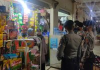 Personel Polres Tabalong Keluar Masuk Pasar untuk Gugah Kesadaran Warga Disiplin Prokes