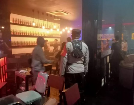 06022022_Anggota Polresta Palangka Raya melakukan razia di tempat hiburan malam, Minggu dini hari. (wartabanjar.com-Humas Polda Kalteng)