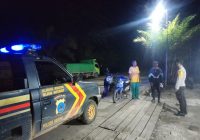Personel Polsek Haruai Tabalong Sambangi Warga Saat Patroli Malam