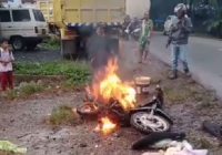 Motor Paman Pentol Terbakar Usai Tabrakan dengan Satria R di Pulau Pinang Binuang