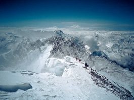 Gawat! Puncak Es Berusia 2.000 Tahun di Everest Mencari Puluhan Kali Lebih Cepat