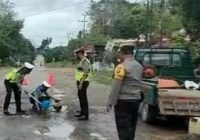 Satlantas Polres Bartim Tambal Jalan Rusak Poros Tamiang Layang-Kalsel