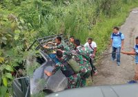 Aksi Anggota TNI Satgas Yonif 126/KC Papua Selamatkan Kendaraan Warga Hampir Jatuh ke Jurang