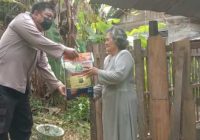 Sat Binmas Polres Kotabaru Datangi Rumah Lansia Duafa Berikan Ini