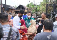 Ammar Zoni Dampingi Walikota Banjarbaru Berikan Bantuan Korban Kebakaran Cempaka