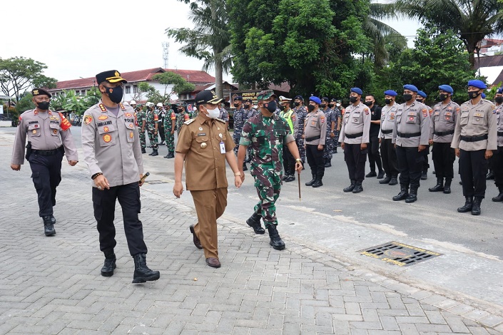 21022022_Kapolresta, Wali Kota, dan Dandim Banjarmasin memeriksa pasukan apel operasi yustisi prokes. (wartabanjar.com-humas polresta banjarmasin)