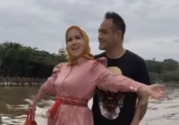 Bergaya ala Film Titanic, Venna Melinda dan Ferry Irawan Naik Kelotok di Sungai Martapura Banjarmasin
