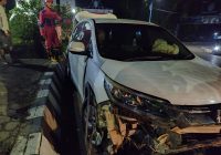 Honda CRV Terbalik Tabrak Pohon Hingga Tumbang di Martapura, Relawan Beri Pertolongan