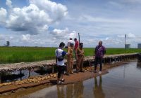 Wahyudi Soroti Jalan Samuda Bajayau HSS  Rusak Parah Terendam Air