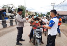 Jumat Berkah, Polsek Satui Bagi Ratusan Nasi Bungkus