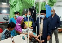 Paman Birin Beri Perhatian Kepada Korban Keracunan Massal di Alalak