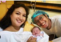 Anak Nadine Chandrawinata & Dimas Anggara Usai Diazankan Diperdengarkan Lagu Rohani Kristen