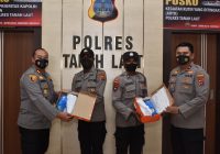 Kapolres Tanah Laut Beri Sepatu Kepada Dua Bintara Noken