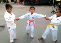 Cara Melepas Pegangan Dari Dua Penyerang