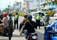 Personel Gabungan dari Kodim dan Polresta Banjarmasin Gelar Razia Kartu Vaksin