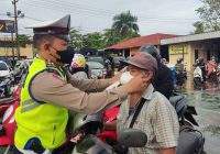 Pengendara Diarahkan ke Halaman Polresta Banjarmasin Diajak Vaksin dan Diberi Masker