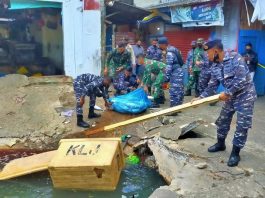 Pasar Ikan Ambles, TNI AL Kerahkan Personel Bantu Evakuasi Pedagang